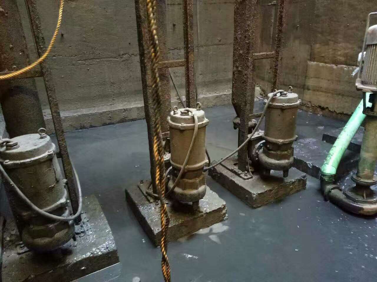 泸溪污水池清理