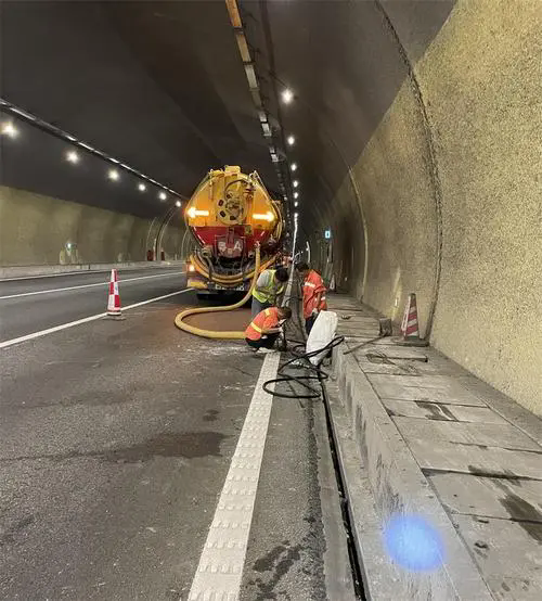 泸溪隧道排水渠清淤